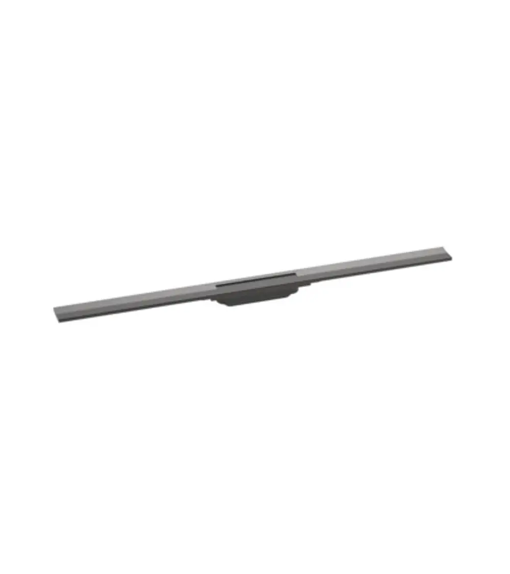 Duschrinne von Hansgrohe in schmaler, länglicher Form, mit gebürstetem schwarzen Chrom-Finish. Der Mittelbereich ist zur besseren Wasserversorgung geformt.